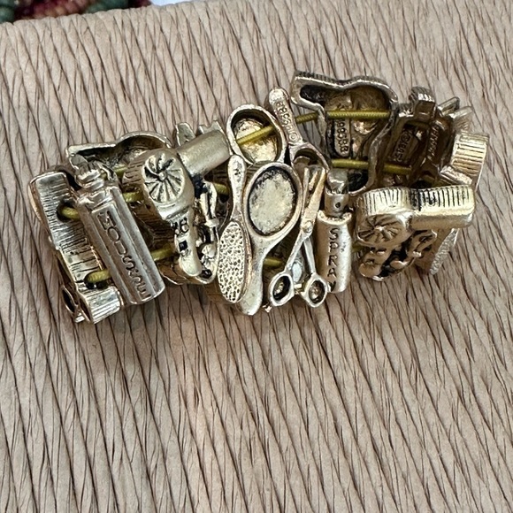 ADORABLE gold coloured hair product themed costume jewelry bracelet, stretchy - Picture 8 of 11